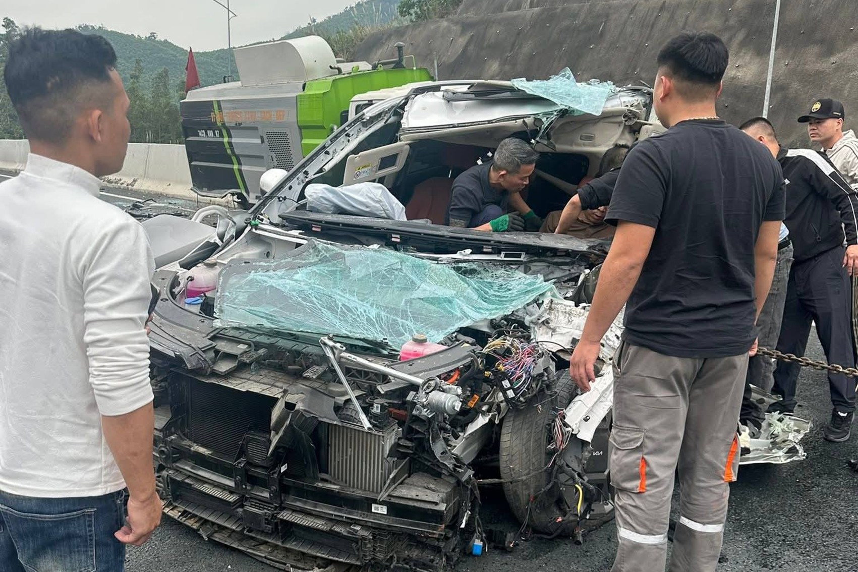 Ô tô con tông thẳng đuôi xe hút bụi trên đường cao tốc ở Quảng Ninh