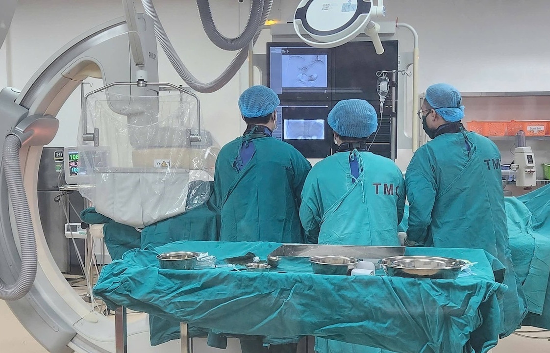 Tạ rơi trúng bụng làm vỡ gan, người đàn ông được cứu sống ngoạn mục