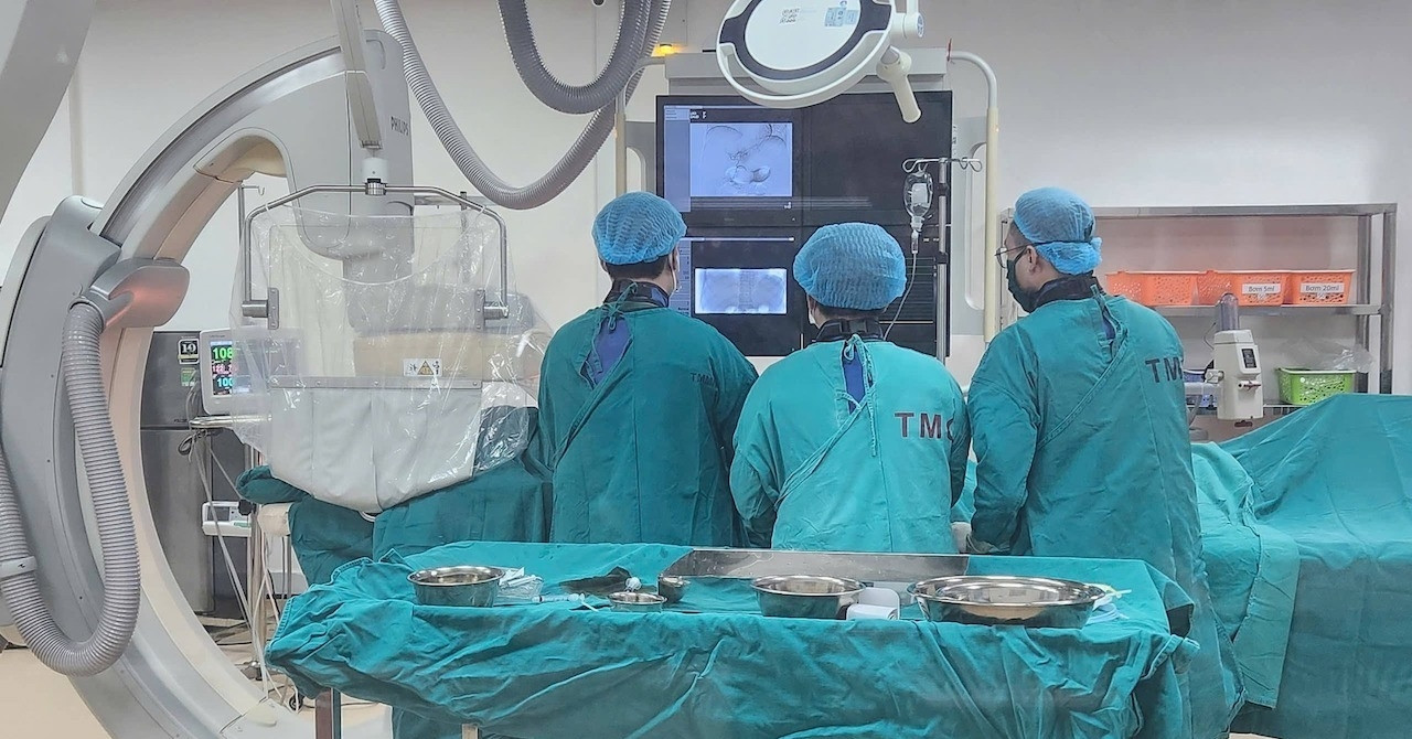 Tạ rơi trúng bụng làm vỡ gan, người đàn ông được cứu sống ngoạn mục