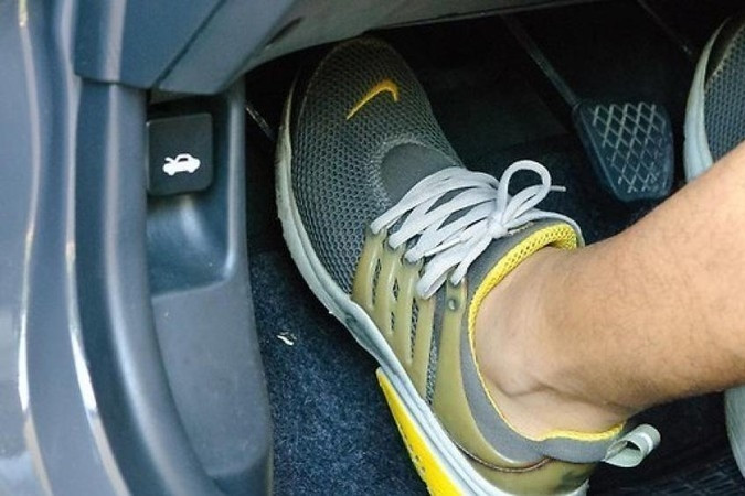 Thói quen tưởng vô hại khi lái xe số sàn, có thể khiến bạn trả giá đắt