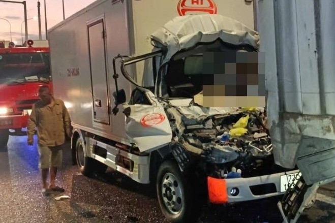 Tông liên hoàn trên cao tốc TPHCM - Long Thành, tài xế kẹt trong cabin tử vong