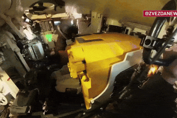 Video xe tăng T-90M Nga công phá boongke của Ukraine ở Donetsk