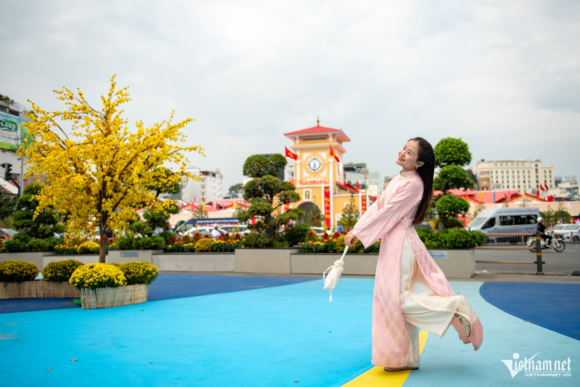 Họa tiết sóng nước trên quảng trường Bến Thành