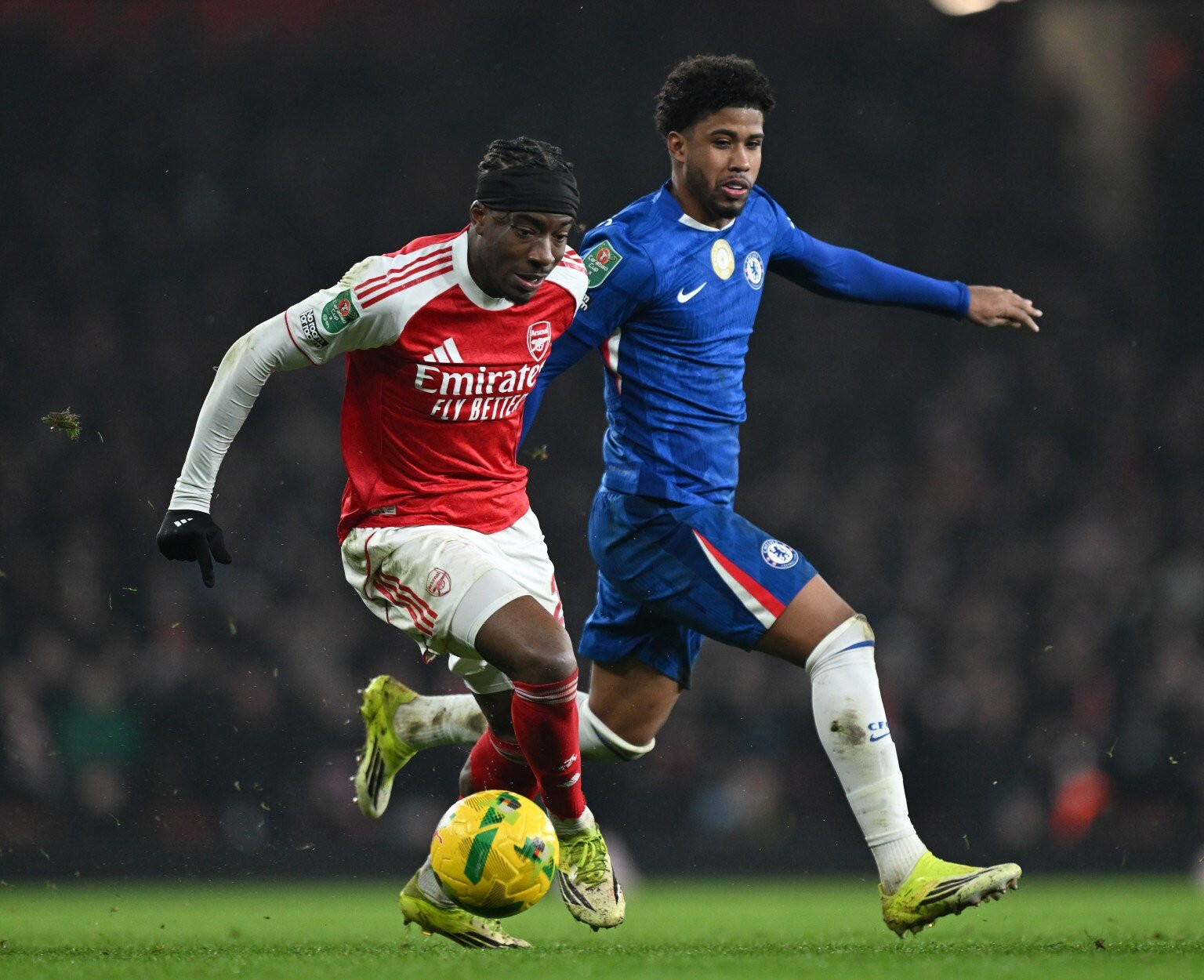 www_thesun_co_uk blocks free kick chelseas cole 1056293517 (1).jpg