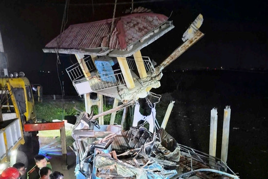 Bản tin trưa 5/2: Học viên lái xe đâm xuống cống, thầy giáo ở Ninh Bình tử vong