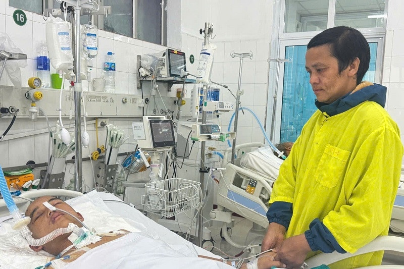 Bán sạch mọi thứ trong nhà, cha nghèo vẫn chưa đủ tiền cứu con