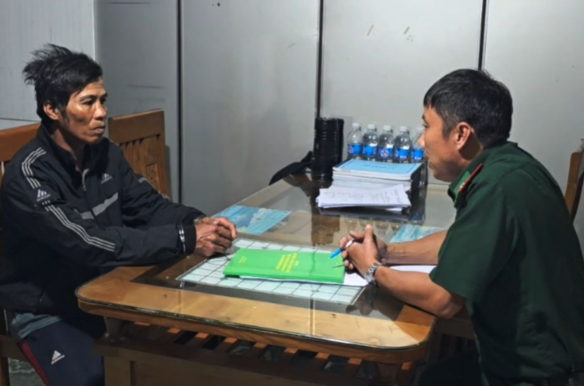 bắt đối tượng trốn truy nã tội dâm ô người dưới 16 tuổi lẩn trốn trên tàu cá.jpg