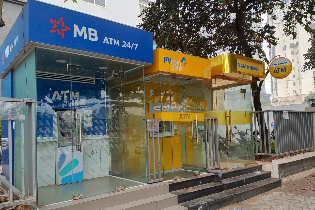 Cảnh lạ lùng trước cửa các cây ATM ngày giáp Tết