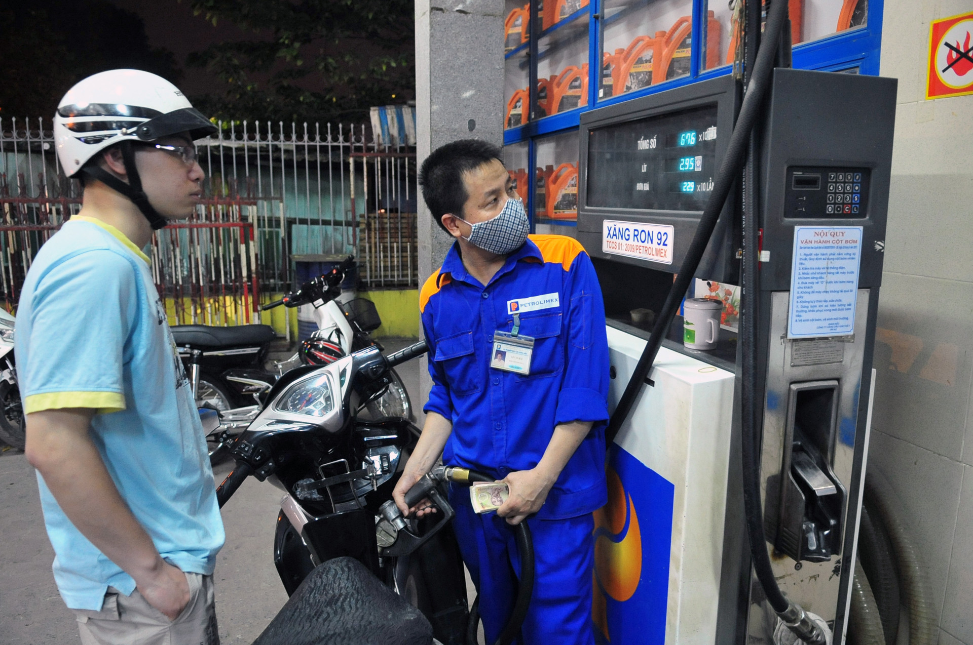 Giá xăng tiếp tục đi lên. Ảnh: Nam Khánh