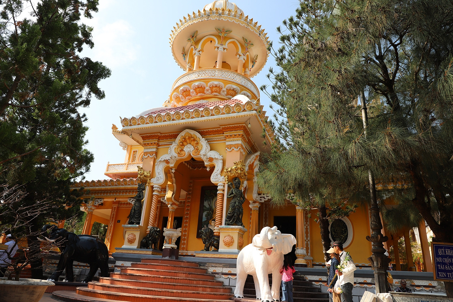 Chiêm ngưỡng ngôi chùa đầu tiên ở Việt Nam mang dấu ấn kiến trúc Ấn Độ