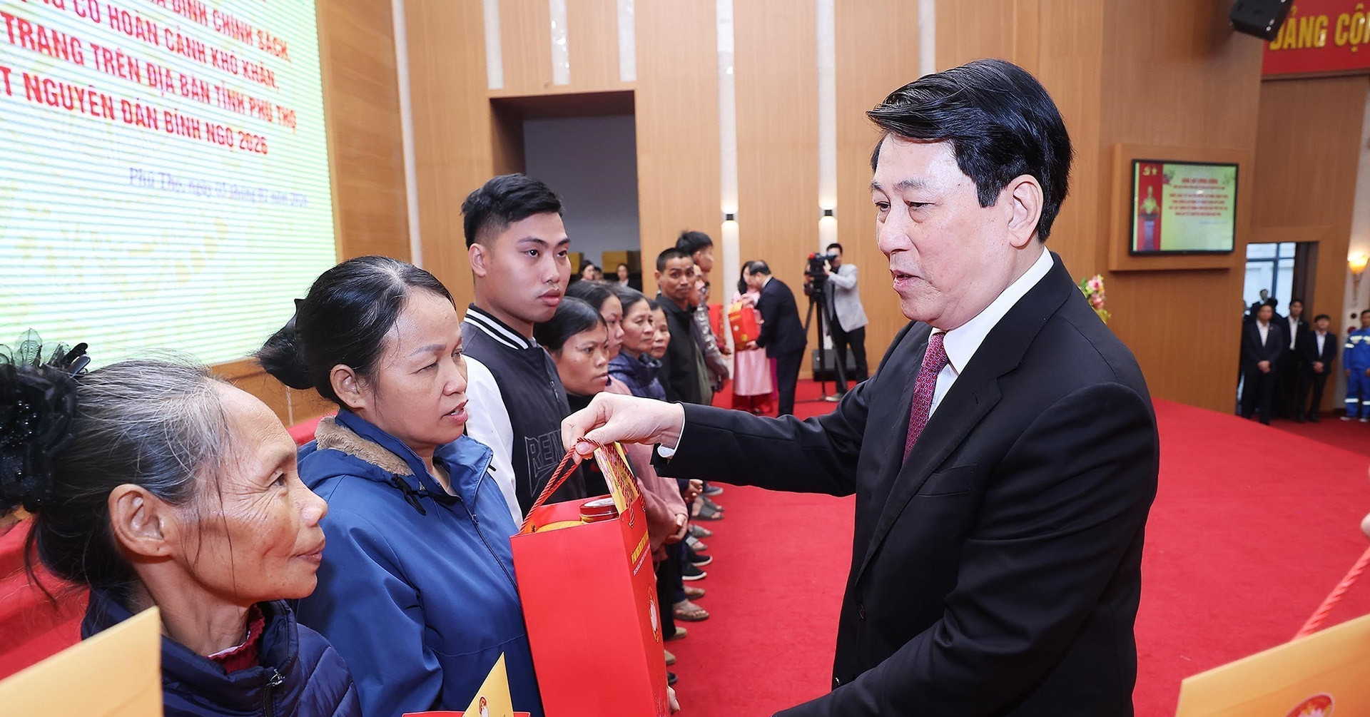 Chủ tịch nước: Chăm lo đời sống nhân dân, bảo đảm mọi người, mọi nhà vui Xuân