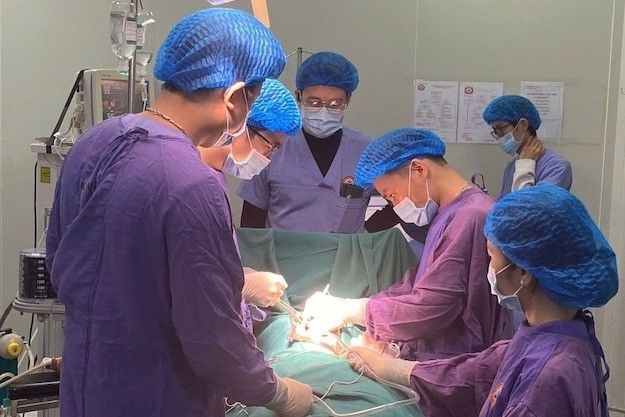 Dọn nhà đón Tết, người đàn ông 49 tuổi ngã từ độ cao 4m, nguy kịch