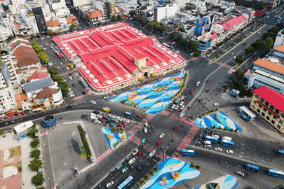  Giới trẻ thích thú, check-in phối cảnh sóng nước, thuyền hoa trước chợ Bến Thành 