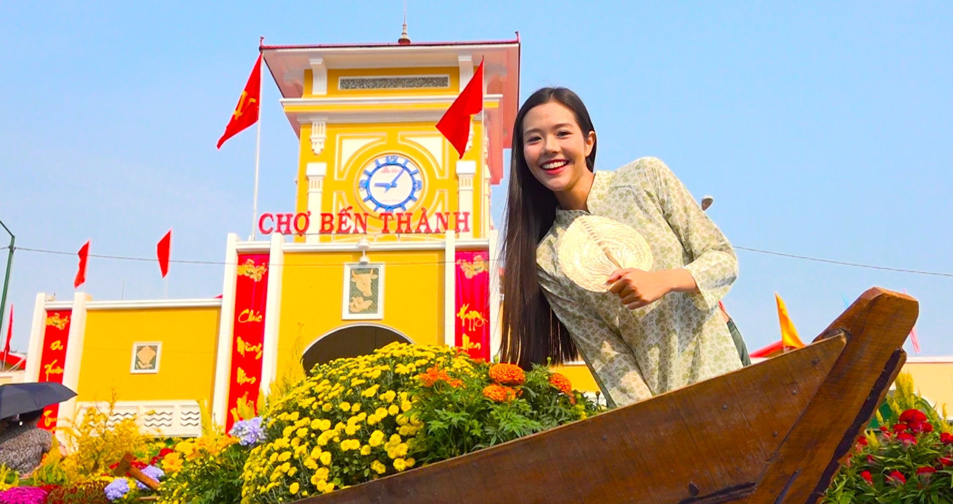 Giới trẻ thích thú, check-in phối cảnh sóng nước, thuyền hoa trước chợ Bến Thành