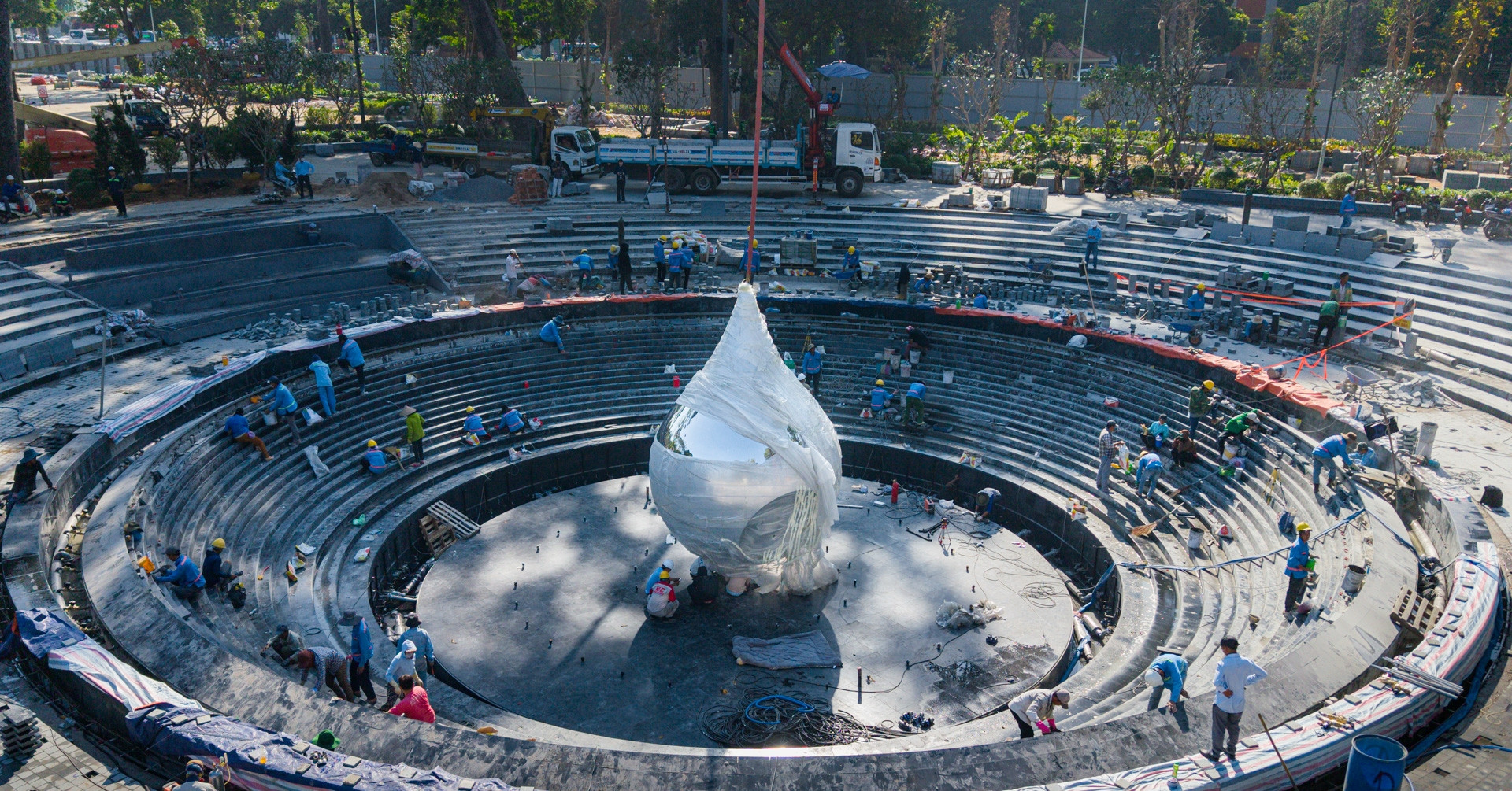 Hạ đặt biểu tượng 'giọt nước mắt' tưởng niệm nạn nhân Covid-19 tại TPHCM