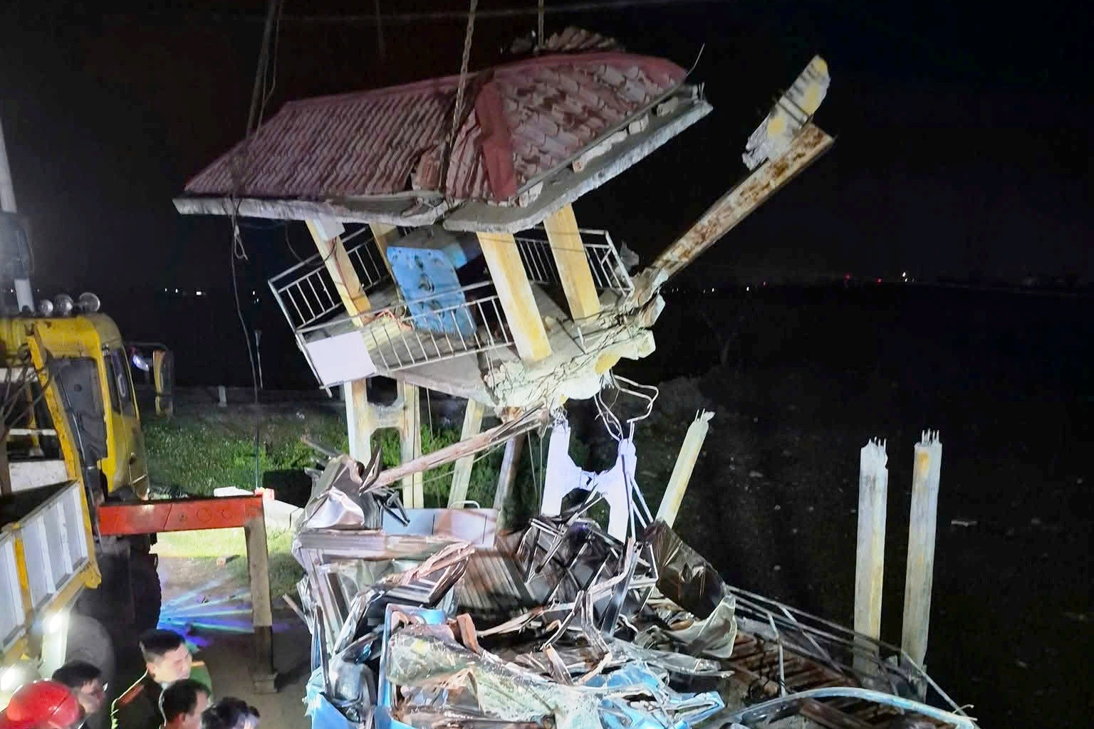 Học viên lái xe đâm xuống cống, thầy giáo ở Ninh Bình tử vong