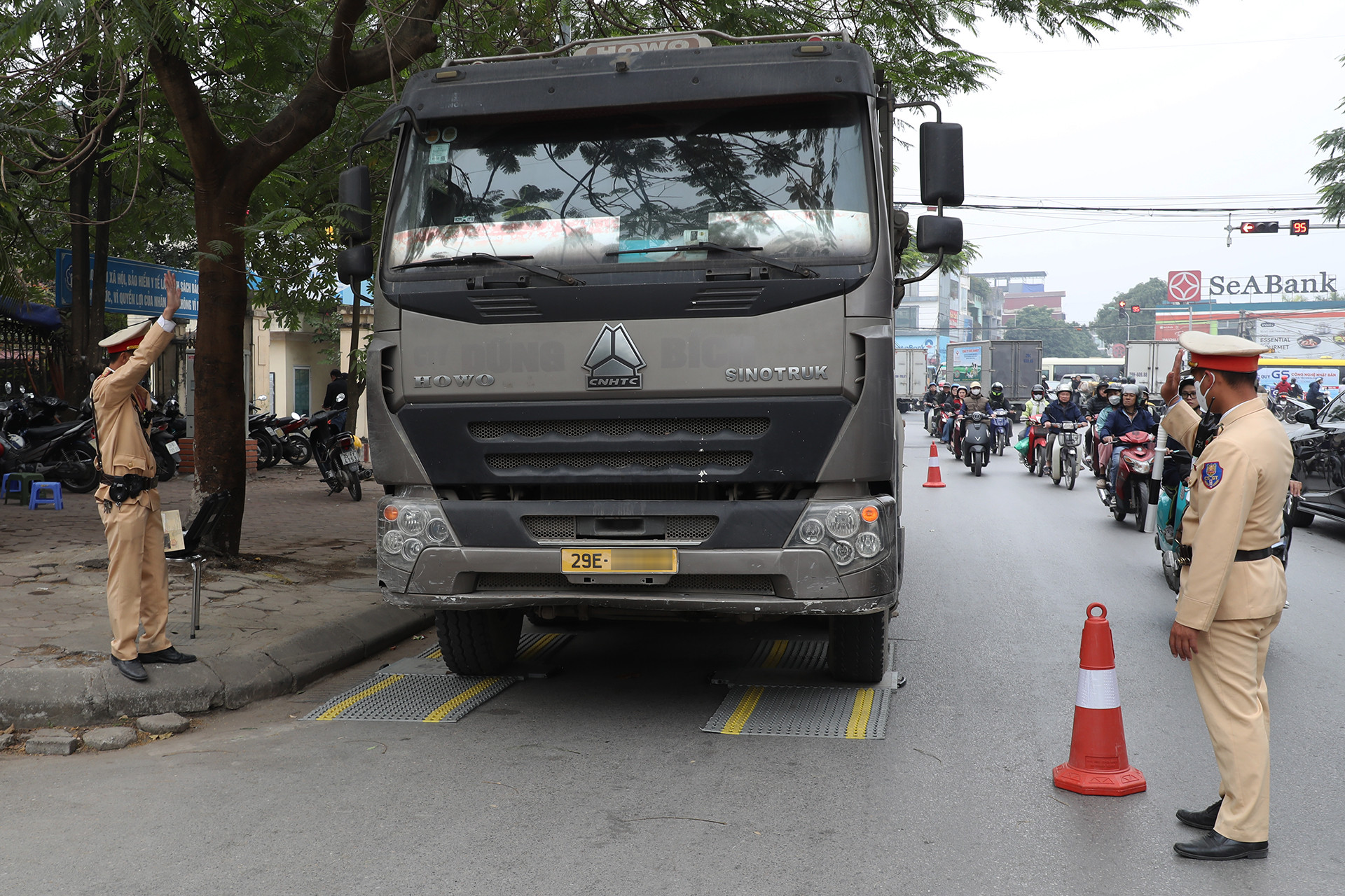 CSGT Hà Nội xử lý ô tô cơi nới thùng, chở hàng quá tải