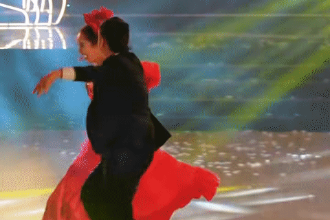 Khánh Thi khiêu vũ nóng bỏng bên Chí Anh trong tiệc cuối năm