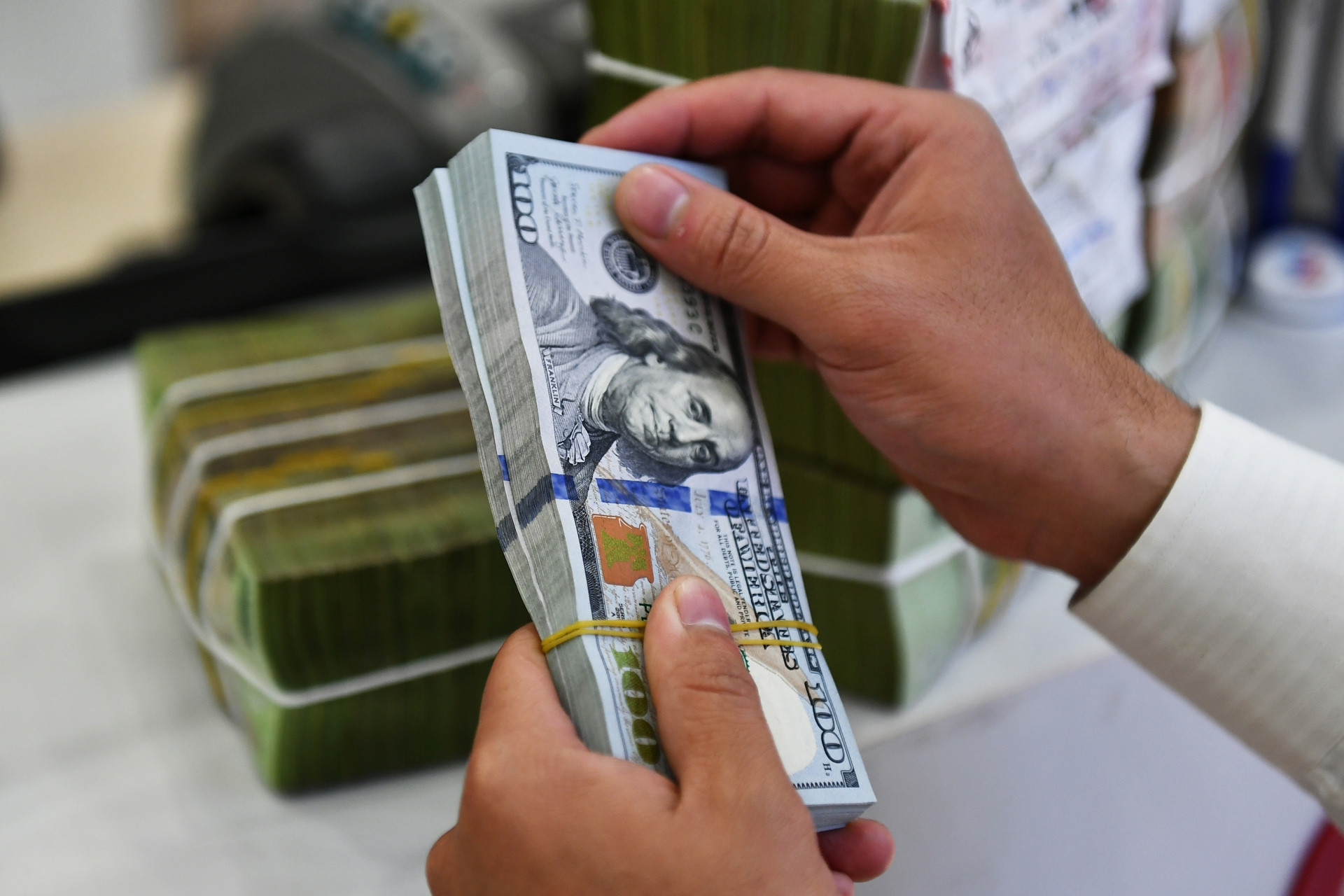 Lãi suất qua đêm nhảy lên 17% chỉ là nhất thời?