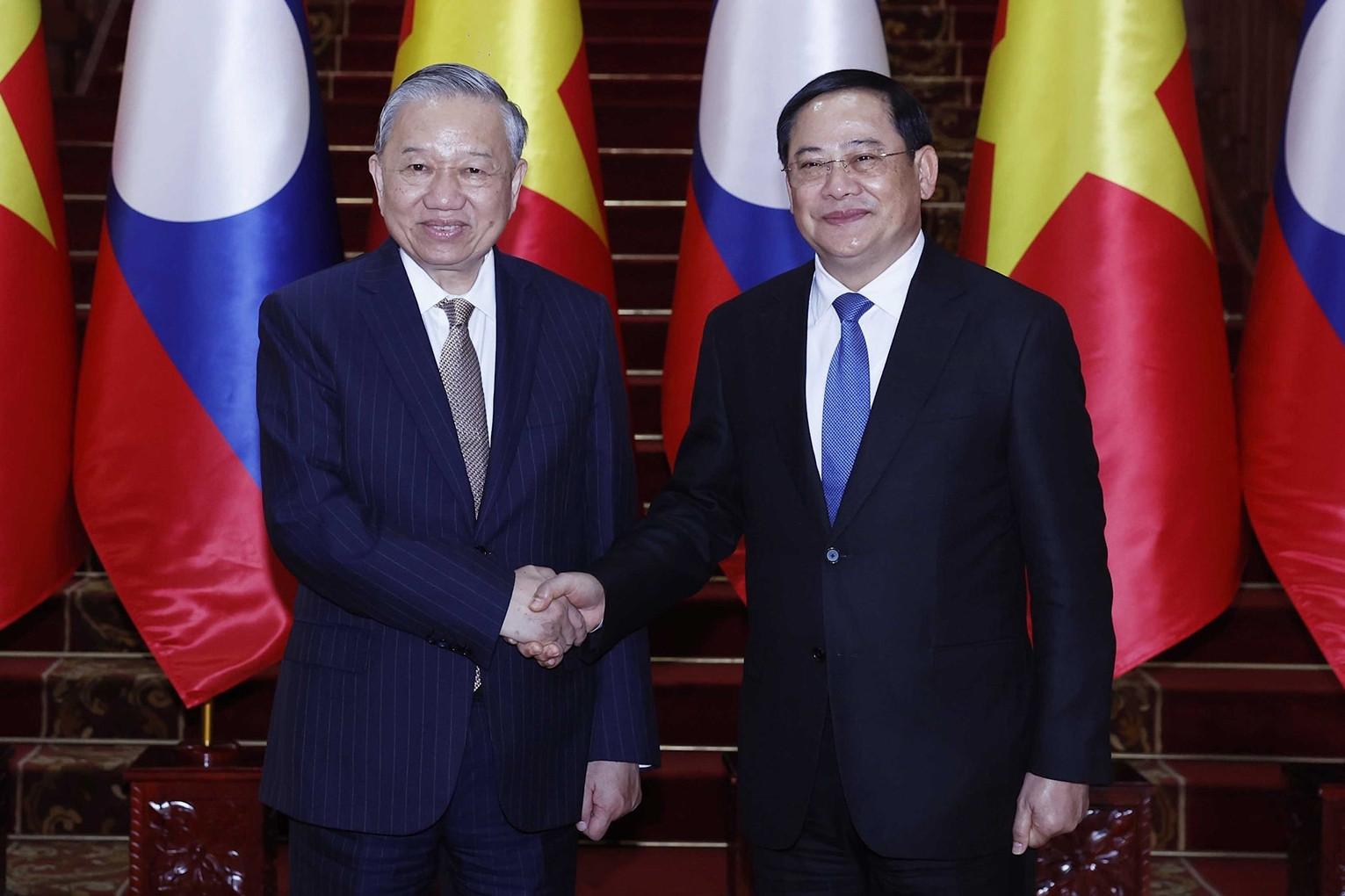 Lần đầu tiên trong lịch sử 3 lãnh đạo chủ chốt của Việt Nam cùng thăm Lào