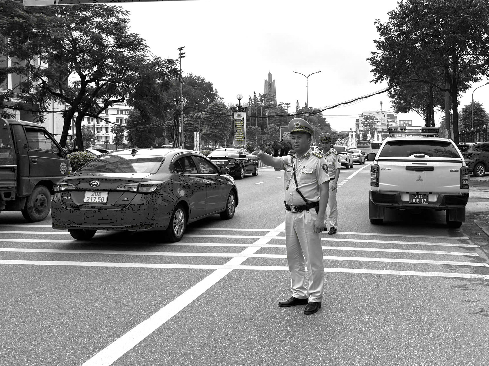 lao hoang hai den trang.jpg