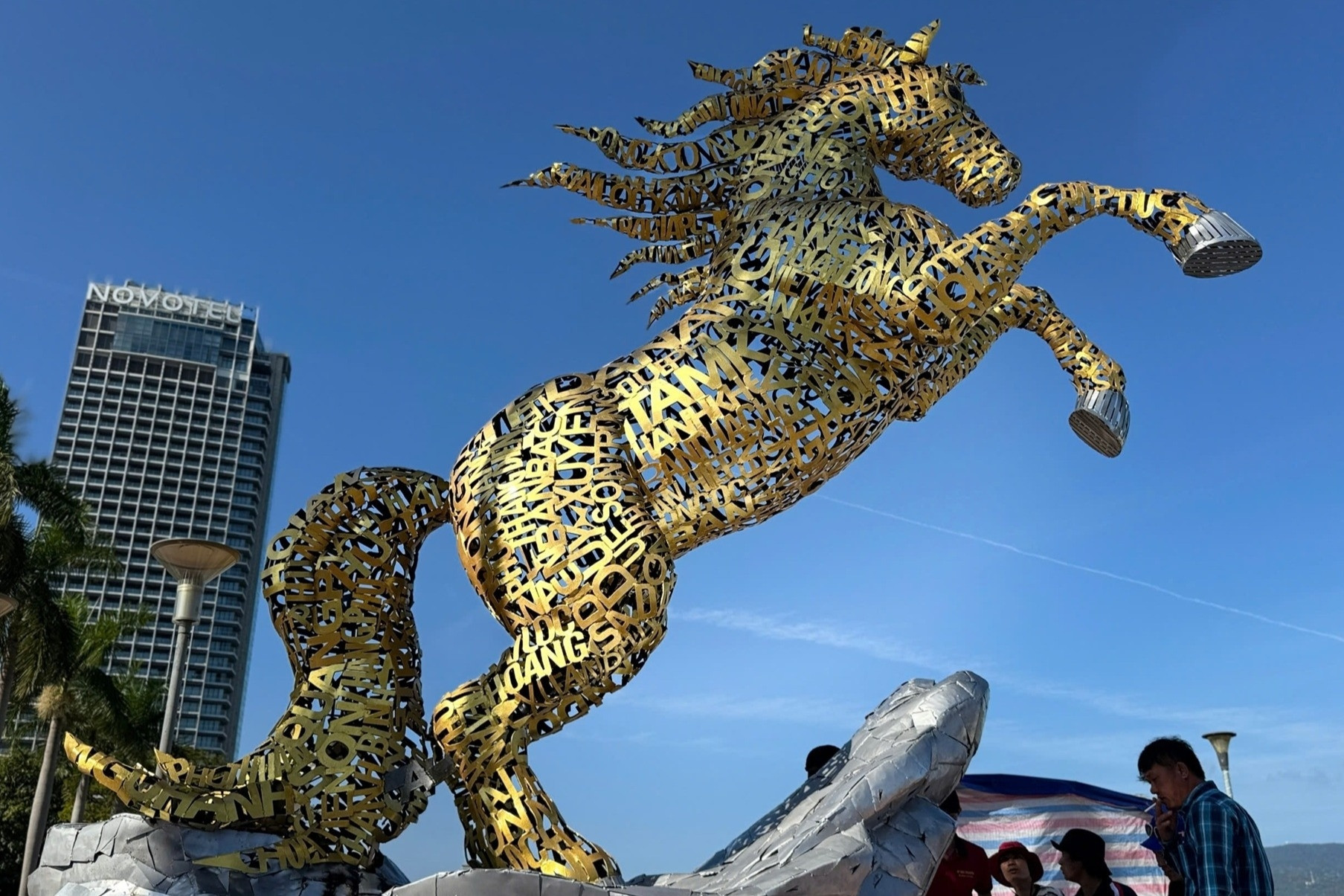 Mãn nhãn linh vật ngựa sắt ghép 94 địa danh ở Đà Nẵng