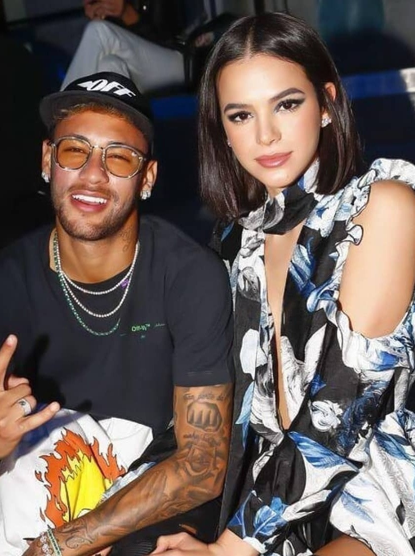 https://static-images.vnncdn.net/vps_images_publish/000001/000003/2026/2/5/neymar-bruna-marquezine-1-962.jpg