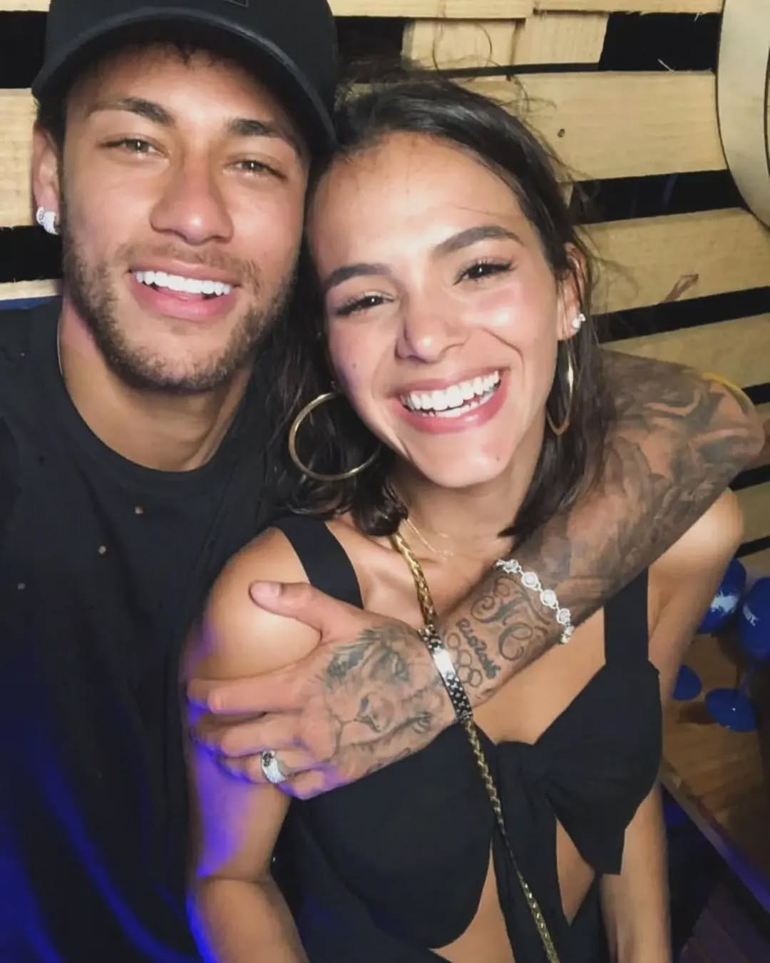 https://static-images.vnncdn.net/vps_images_publish/000001/000003/2026/2/5/neymar-bruna-marquezine-2-963.webp