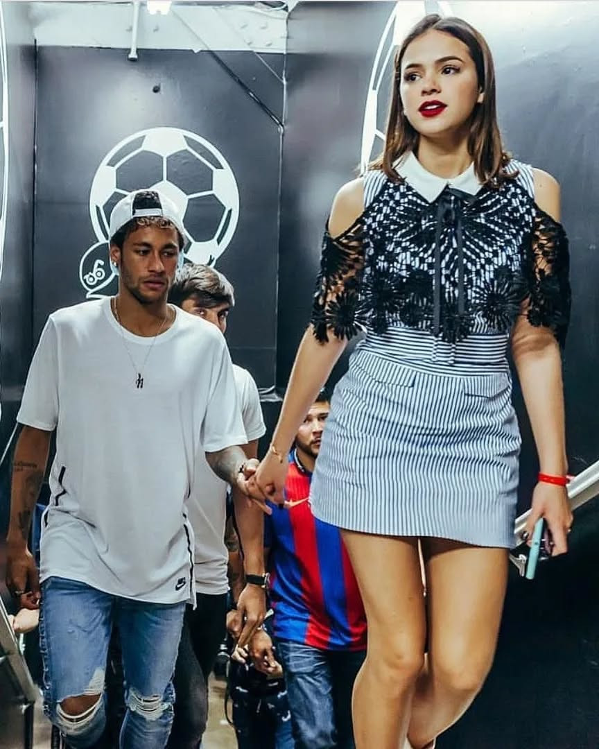 https://static-images.vnncdn.net/vps_images_publish/000001/000003/2026/2/5/neymar-bruna-marquezine-4-965.webp