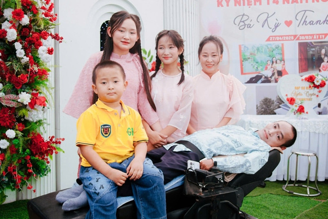 Người đàn ông 'cứng đơ như khúc gỗ' cưới vợ xinh, cả hôn trường bật khóc