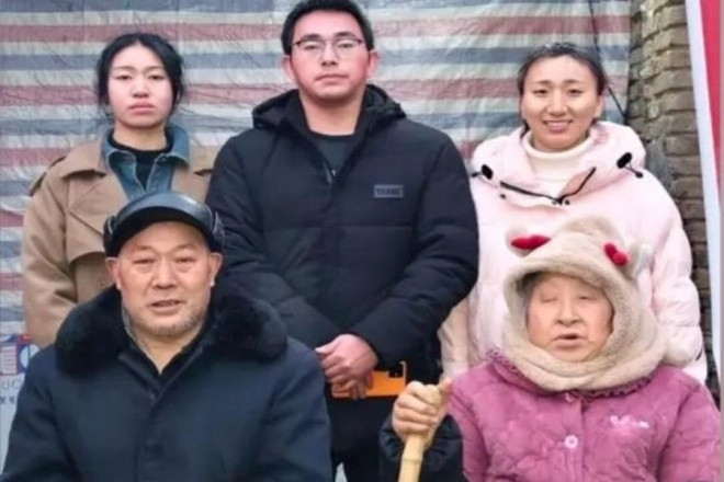 Người mẹ khóc mù một bên mắt, hạnh phúc gặp lại con sau 34 năm