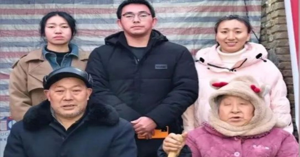 Người mẹ khóc mù một bên mắt, hạnh phúc gặp lại con sau 34 năm