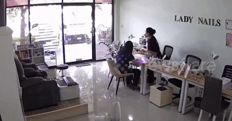 Ô tô mất lái lao vào tiệm làm móng, khách hàng hoảng loạn bỏ chạy