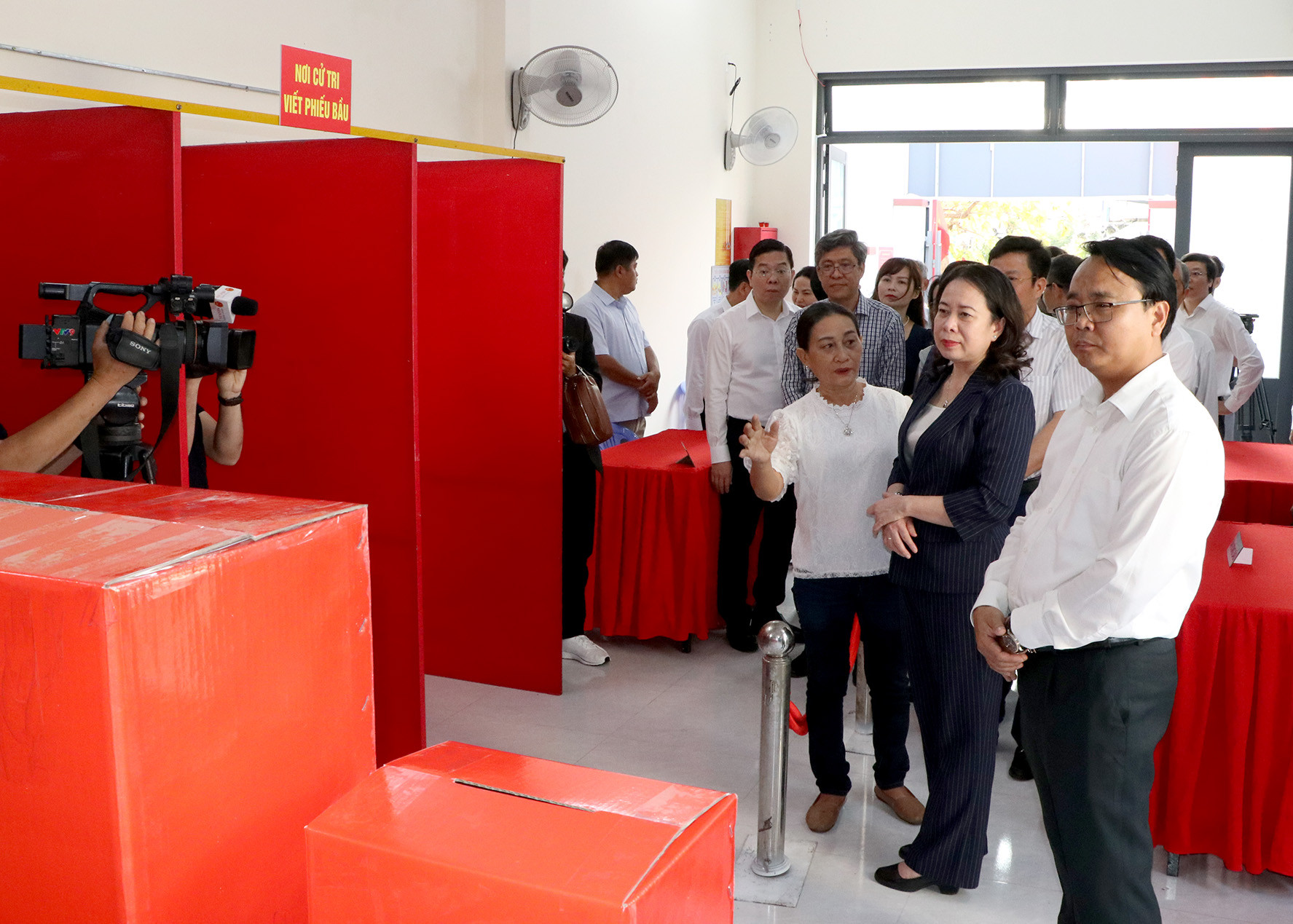 Phó Chủ tịch nước Võ Thị Ánh Xuân kiểm tra công tác chuẩn bị bầu cử tại Lâm Đồng...jpg