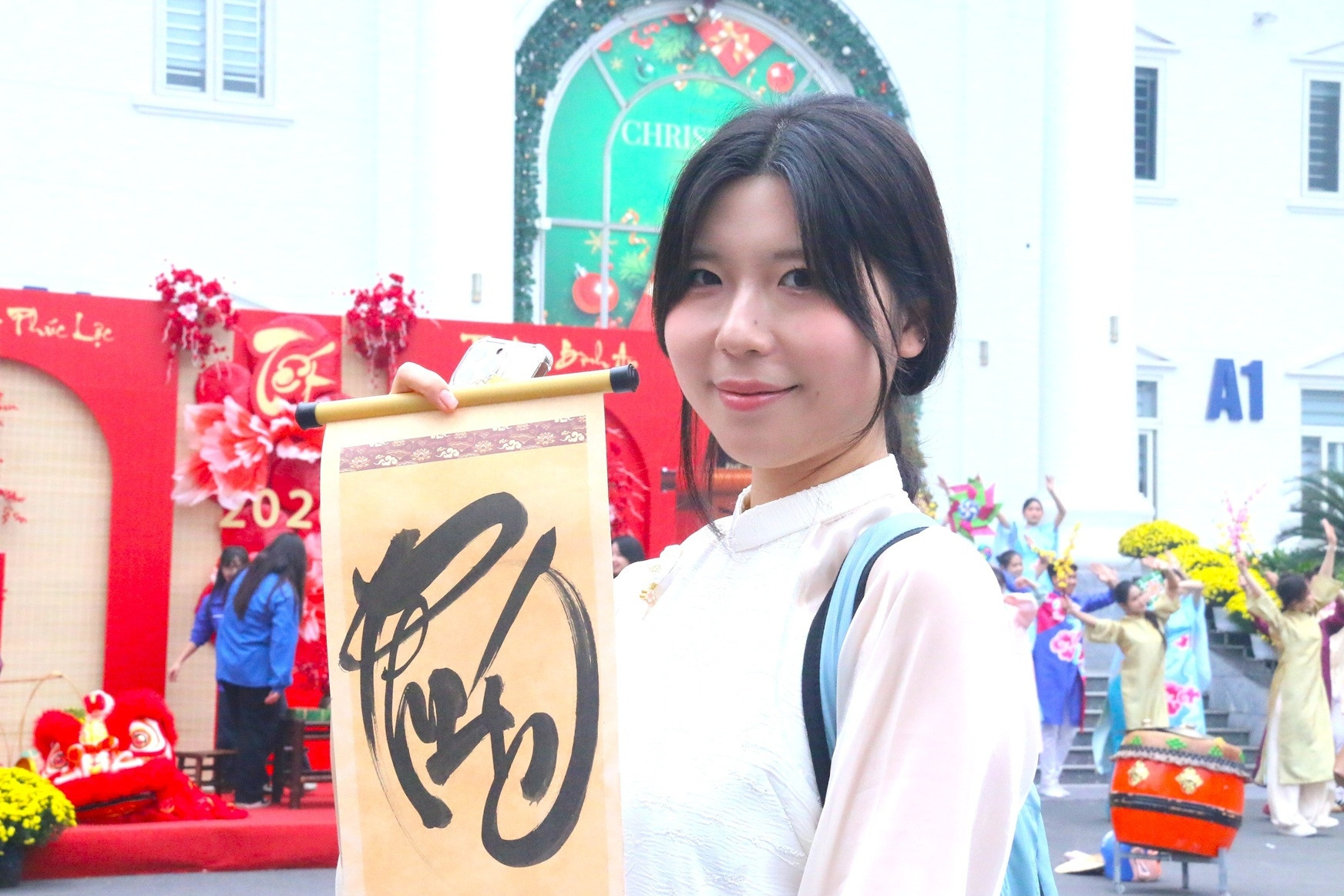 Sinh viên quốc tế trải nghiệm gói bánh chưng, cuốn nem ngày Tết Việt Nam