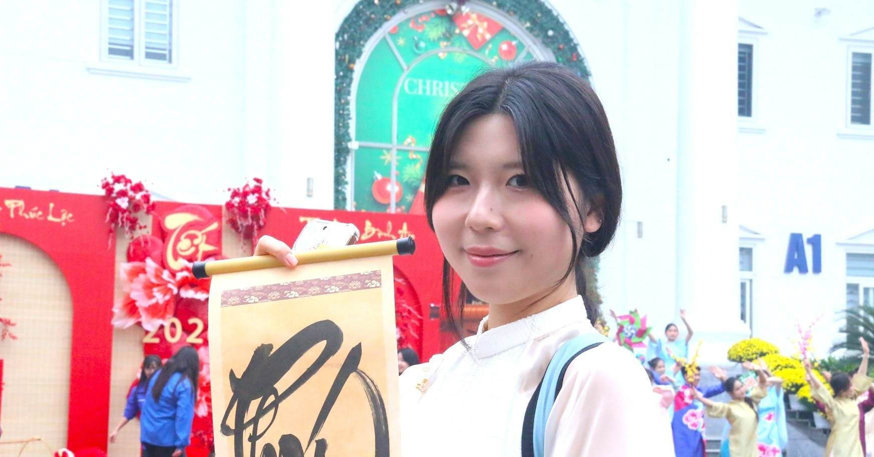 Sinh viên quốc tế trải nghiệm gói bánh chưng, cuốn nem ngày Tết Việt Nam