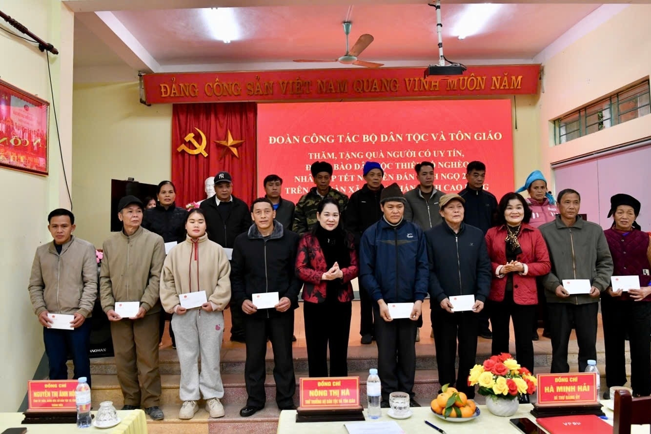 Thứ trưởng Nông Thị Hà chúc Tết đồng bào các dân tộc, tôn giáo tỉnh tại Cao Bằng