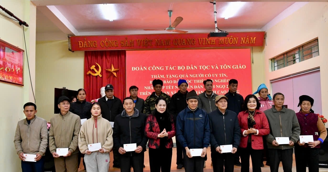 Thứ trưởng Nông Thị Hà chúc Tết đồng bào các dân tộc, tôn giáo tỉnh tại Cao Bằng