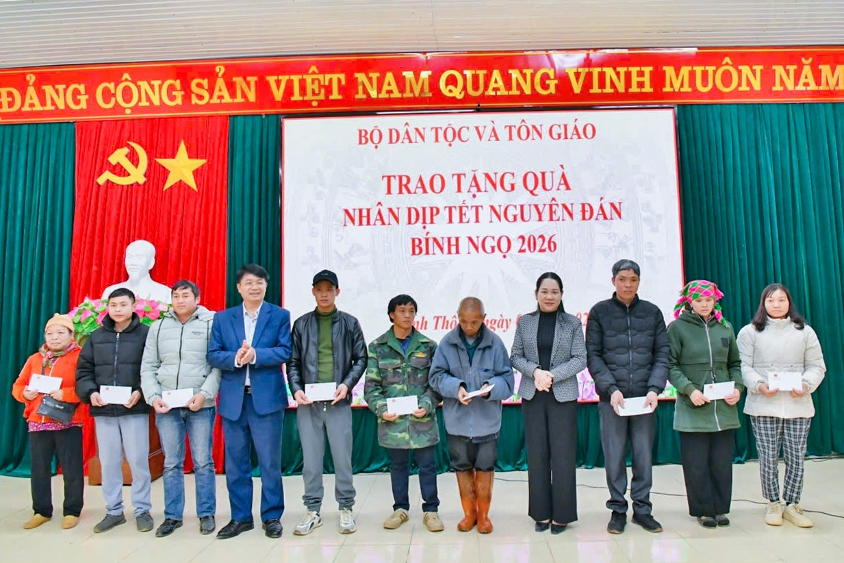 Thứ trưởng Nông Thị Hà thăm, tặng quà Tết đồng bào DTTS tỉnh Thái Nguyên