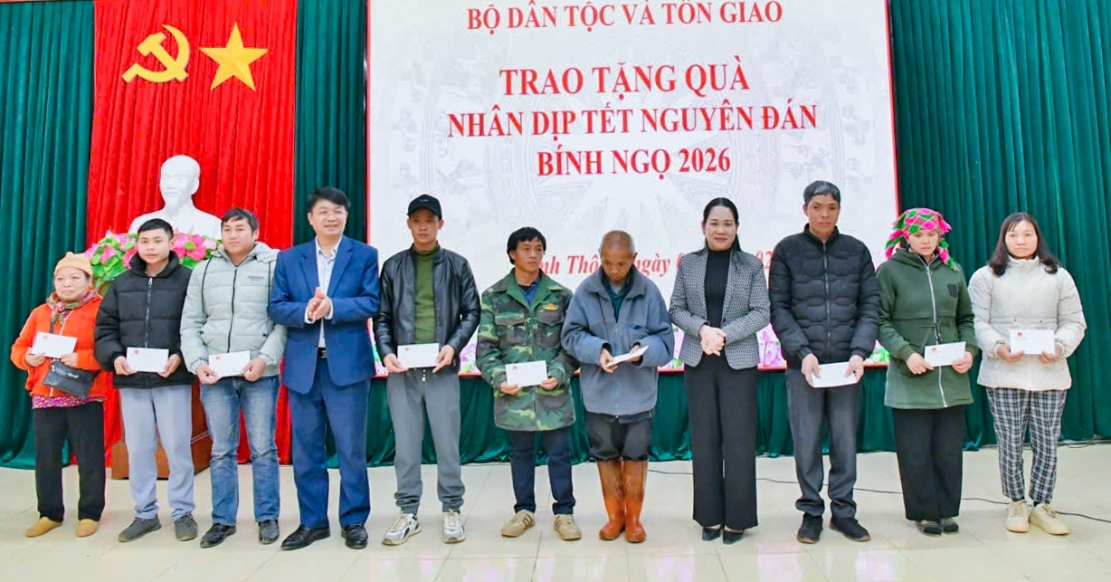 Thứ trưởng Nông Thị Hà thăm, tặng quà Tết đồng bào DTTS tỉnh Thái Nguyên