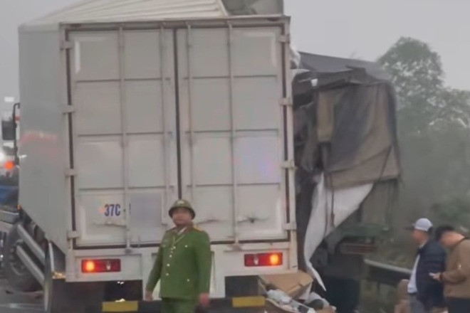 Thùng xe bị xé toạc sau cú va chạm với ô tô tải trên cao tốc