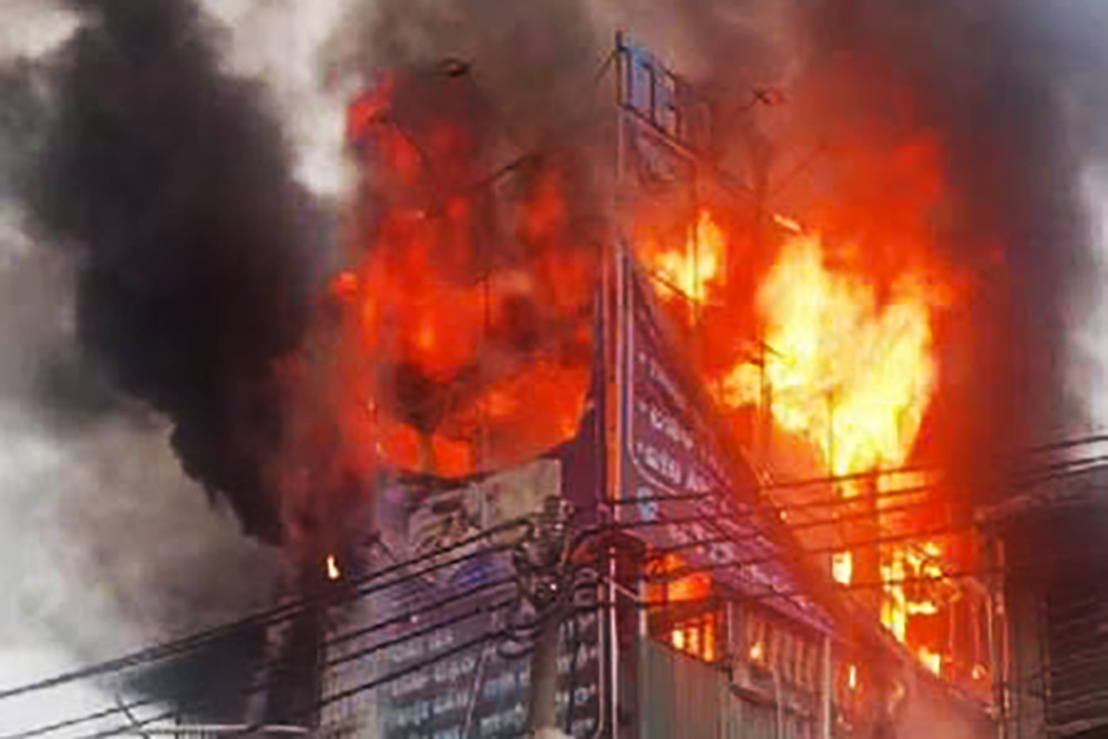 Cháy biển quảng cáo, lửa bao trùm tầng 3 của ngôi nhà ở Hà Nội