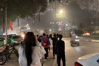 Bản tin sáng 6/2: Nhóm trẻ em bắt chước 'chích kèn', nhảy theo tiếng còi xe tải