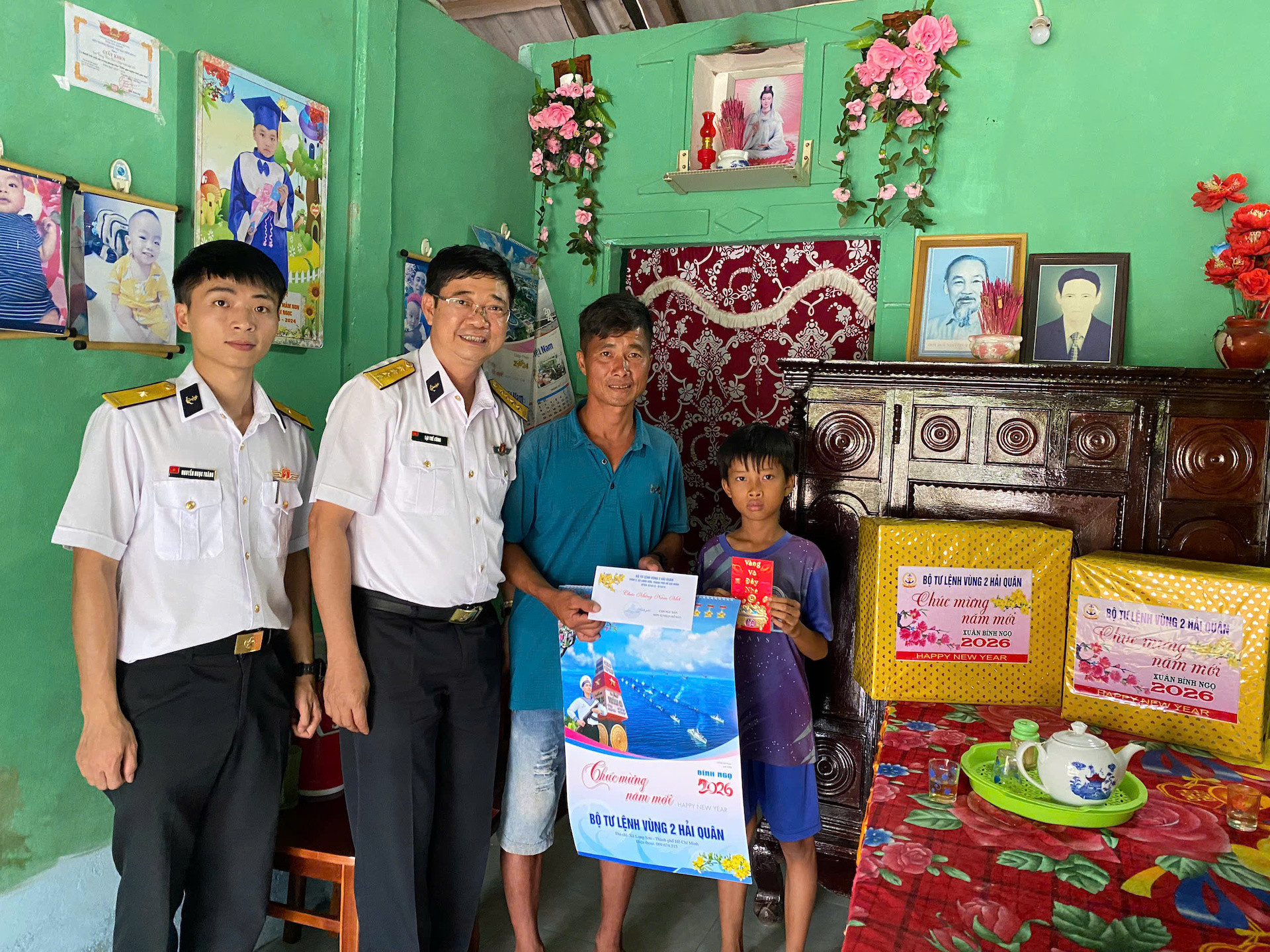 3. Đoàn công tác trao quà cho cháu Tăng Văn Nguyên tại Ấp Động Cao, xã Đông Hải, tỉnh Vĩnh Long.jpg