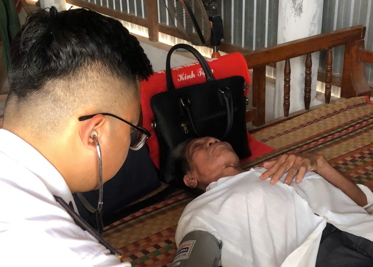 7. Bác sĩ của Vùng 2 Hải quân khám sức khỏe cho thân nhân gia đình các cháu.jpg