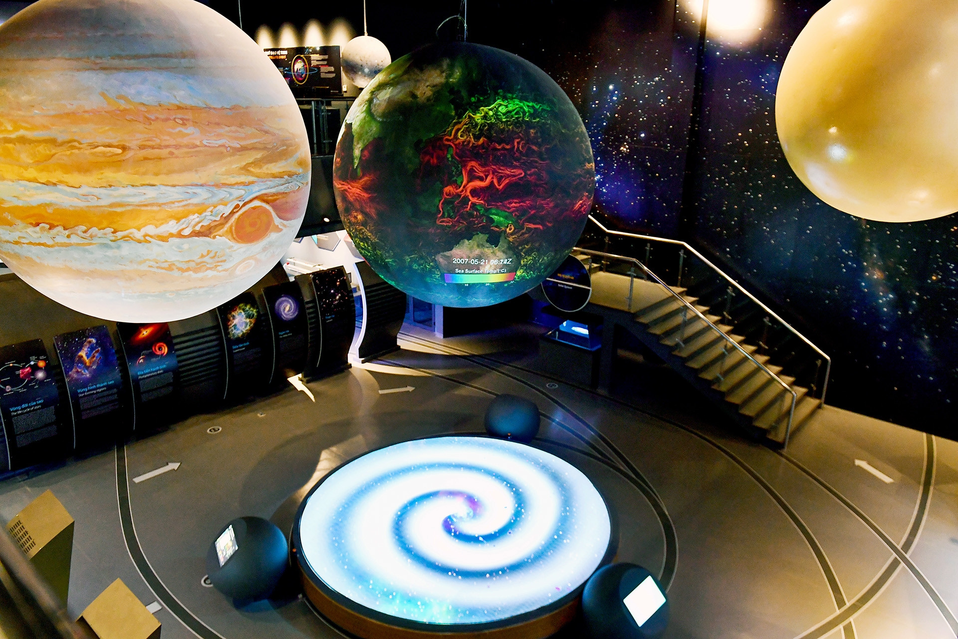 Bên trong Bảo tàng Vũ trụ Việt Nam, đi tham quan tưởng như bước vào không trung