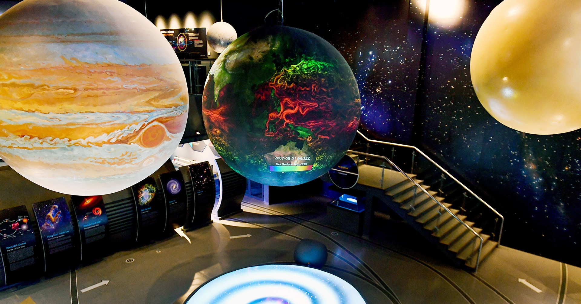 Bên trong Bảo tàng Vũ trụ Việt Nam, đi tham quan tưởng như bước vào không trung