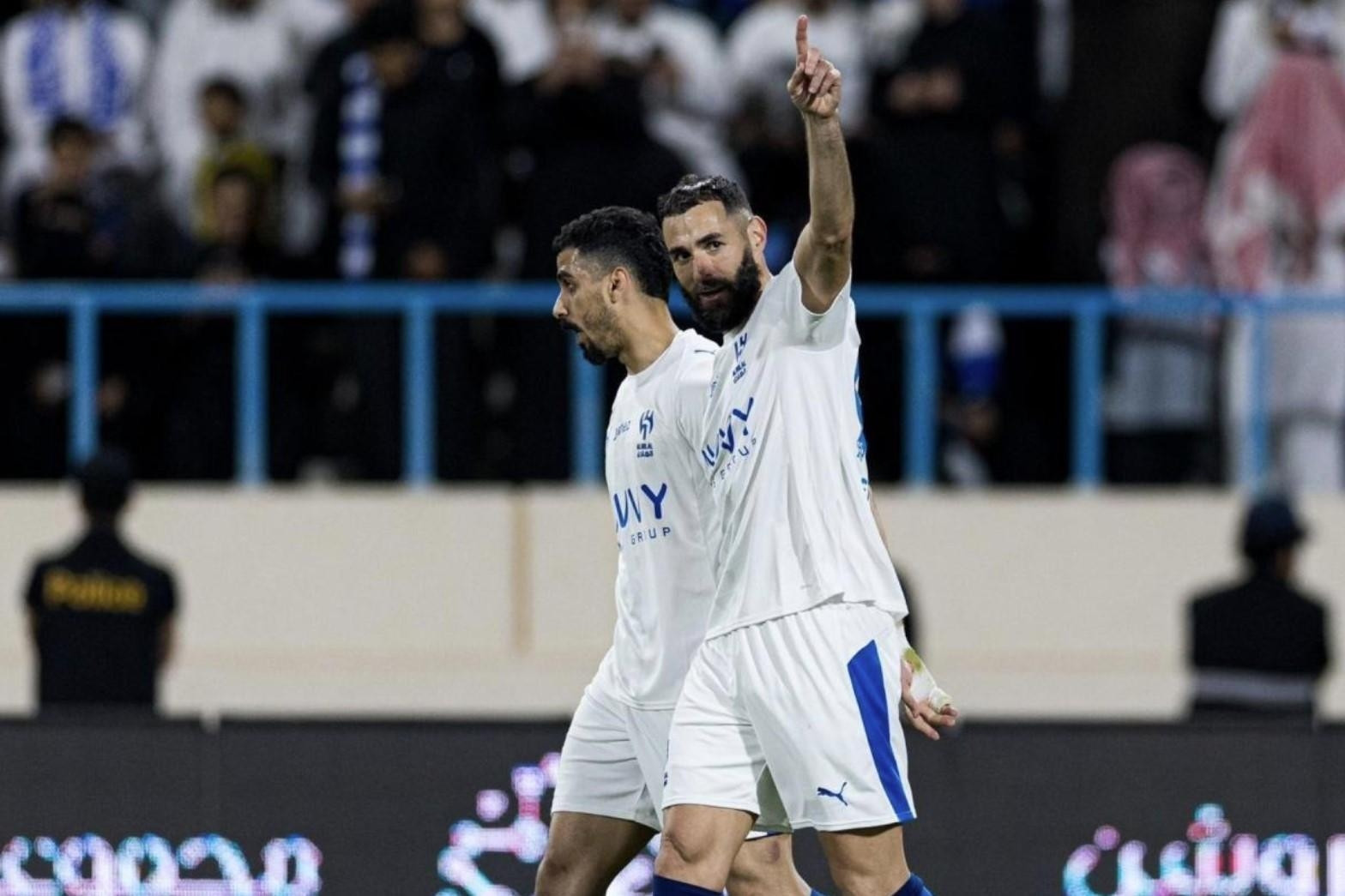 Benzema lập hat-trick trận ra mắt, Al Hilal cho Al Nassr 'ngửi khói'