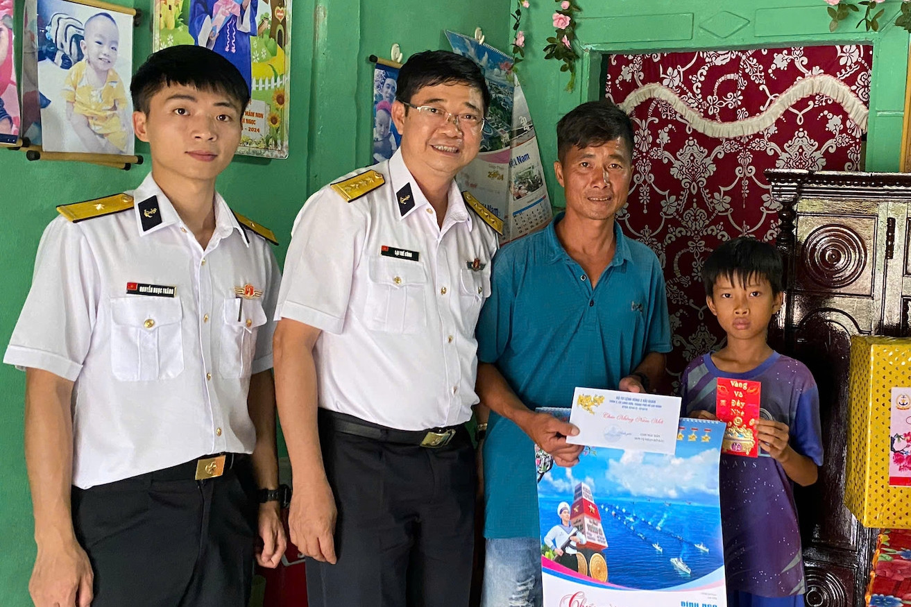Bộ đội hải quân trao quà Tết cho con đỡ đầu