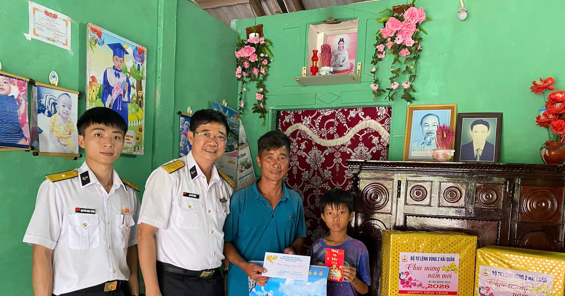 Bộ đội hải quân trao quà Tết cho con đỡ đầu